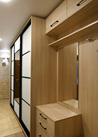 Шкаф-купе и прихожая: зеркало + белый матовый лакобель.