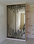 Двухстворчатый шкаф-купе с угловой полкой. Зеркало "графит" с пескоструйной обработкой.