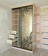 Двухстворчатый шкаф-купе с угловой полкой. Зеркало "графит" с пескоструйной обработкой. Выдвижные ящики.