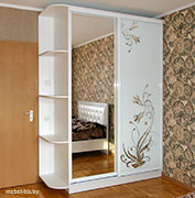 Шкаф-купе: зеркало с пескоструйной обработкой.