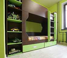 Двухярусная кровать в детской комнате.