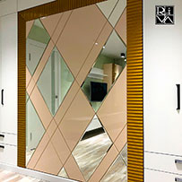 Кровать: крашенный МДФ и зеркало с фацетом.