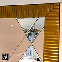 По периметру встраиваемая кровать декорирована МДФ с фрезеровкой волной и окраской в цвет золота.