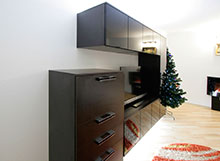 Шкаф с подсветкой. Лакобель (крашеное стекло) с алюминиевым профилем.