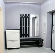 Прихожая с обувницей. ДСП чёрная и белая структурная, зеркало в Z4-профиле.