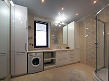 Ванная комната. Фасады: крашенный МДФ. Столешница: искусственный камень.