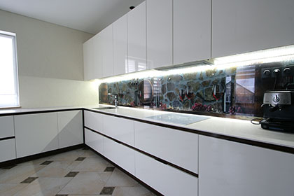 Кухня с крашенными глянцевыми фасадами и скинали