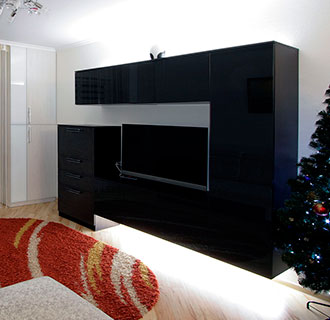 Шкаф с подсветкой внизу