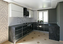 Кухня. Фасады Gizir, глянец в аллюминиевом профиле. Столешница Resopal.
