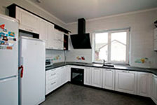 Кухня. Корпус: венге луизиана; фасады: крашенный массив дуба с патиной; столешница Resopal.