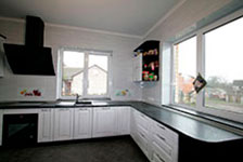 Кухня. Корпус: венге луизиана; фасады: крашенный массив дуба с патиной; столешница Resopal.