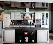 Кухня. Корпус: венге луизиана; фасады: крашенный массив дуба с патиной.