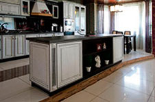 Кухня. Корпус: венге луизиана; фасады: крашенный массив дуба с патиной.