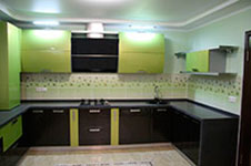 Кухня. Корпус: ДСП серый камень; фасады: крашенный МДФ, верхние - гнутые; столешница: искусственный камень.