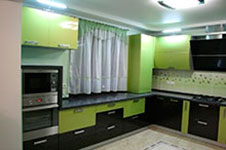 Кухня. Корпус: ДСП серый камень; фасады: крашенный МДФ; столешница: искусственный камень.