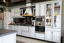 Кухня. Корпус: венге луизиана; фасады: крашенный массив дуба с патиной.