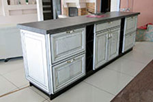 Кухня. Корпус: венге луизиана; фасады: крашенный массив дуба с патиной.