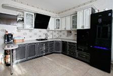 Кухня. Фасады: крашенный массив дуба с патиной; столешница: искусственный камень.