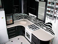 Кухня. Фасады: крашенный МДФ, глянец; столешница: искусственный камень.