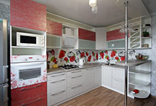 Кухня. Фасады: Kronospan "Орфео белый" и пластик ARPA; столешница: "мрамор Монреаль"; стеновая панель МДФ с фотопечатью.