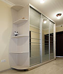 Трёхстворчатый шкаф-купе, зеркало с пескоструйной обработкой.