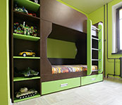 Двухярусная кровать в детской комнате. ДСП Egger (зелёный лимон и кожа).