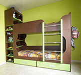 Двухярусная кровать в детской комнате. ДСП Egger (зелёный лимон и кожа).