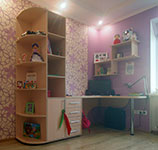 Компьютерный стол с полками.