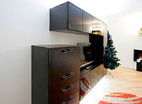 Шкаф с подсветкой. Лакобель (крашеное стекло) с алюминиевым профилем.