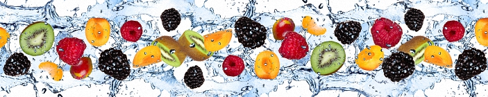 Ягоды и фрукты на фоне воды. Киви, ежевика, малина, абрикос.