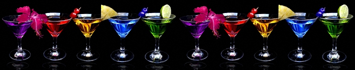 Изображение для скинали. Напитки в бокалах на чёрном фоне.