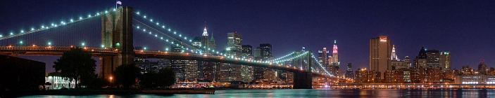 Ночной город и мост над водой.