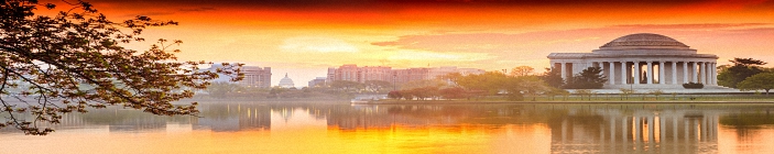 Скинали. Город туманным утром отражается в воде.